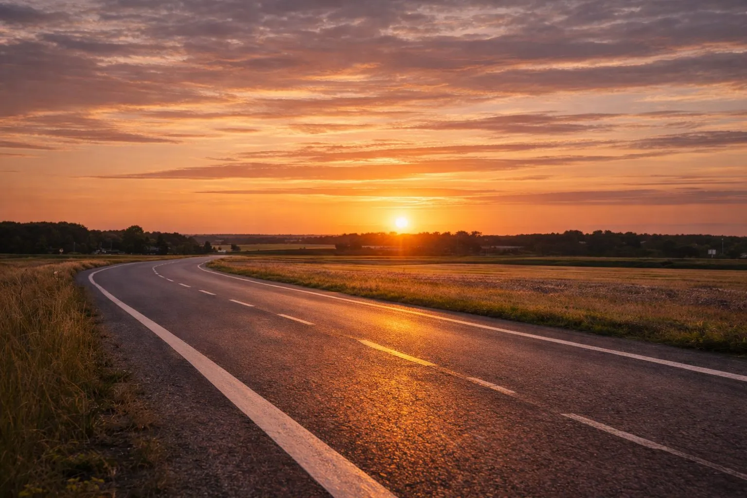 Tom landevej mod solnedgang