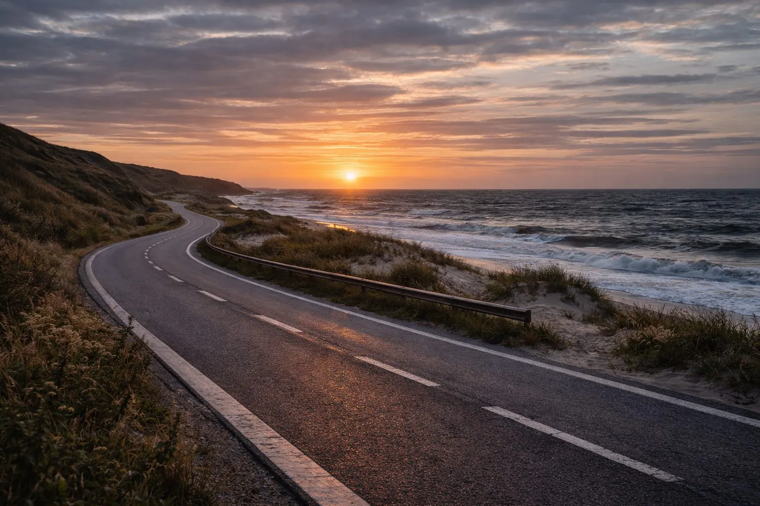 Snoet kystlandevej ved solnedgang